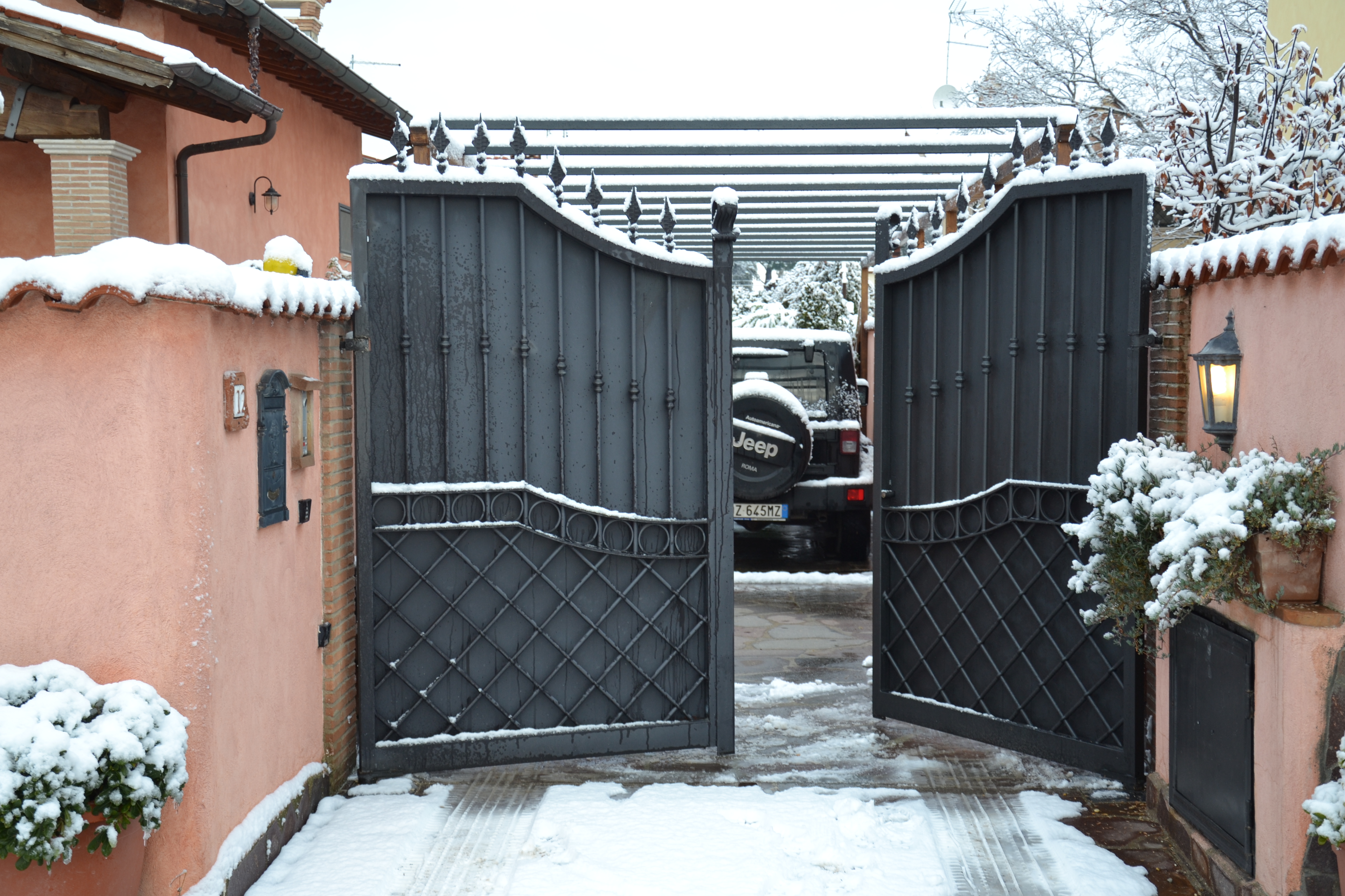 cancello battente residenziale con rarissima nevicata a Roma!!